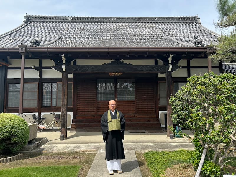 お寺の前に立つ和尚様