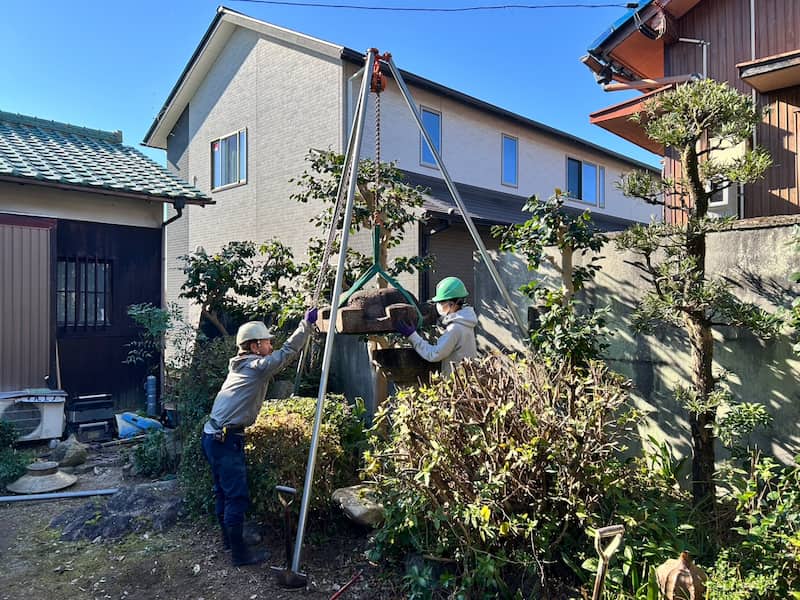 三又をつかって灯篭を移動させている様子