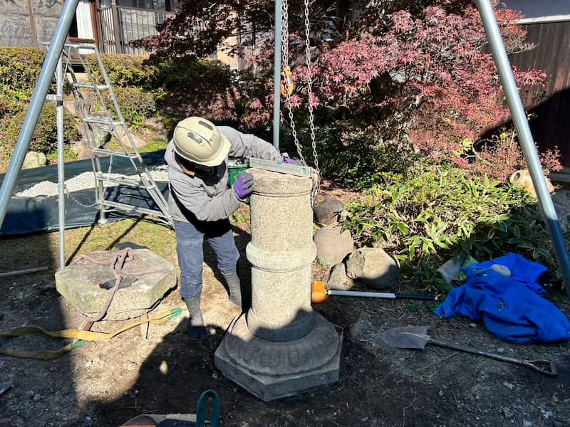 灯篭を新しい場所に設置している様子